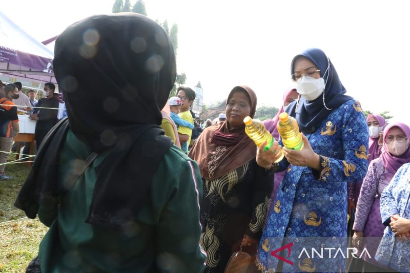 Ribuan paket sembako murah dijual saat operasi pasar di Purwakarta