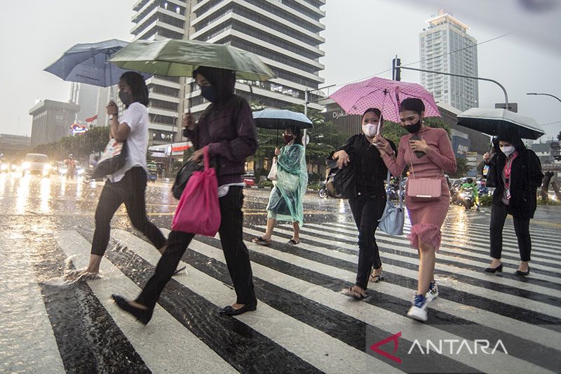 Hujan diprakirakan turun di sejumlah kota besar di Indonesia