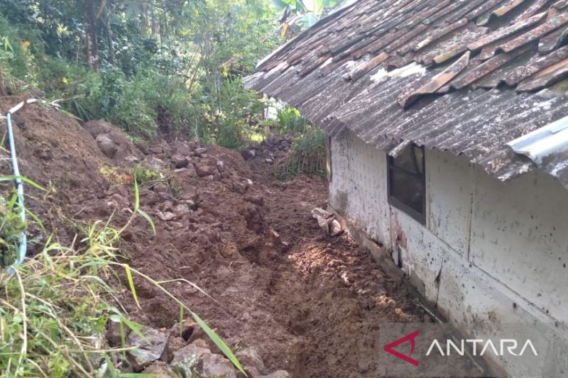 Belasan rumah di Cianjur terancam longsor, 6 keluarga mengungsi