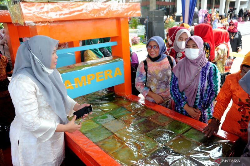 Pemecahan Rekor MURI Bolu Kojo Di Miniatur Jembatan Ampera