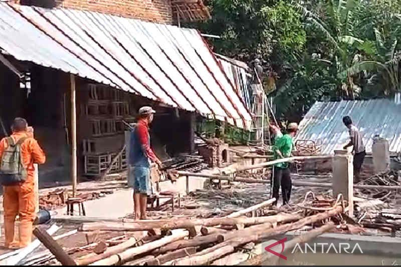 Puting beliung menyebabkan puluhan rumah dan dua pabrik rusak di Cirebon