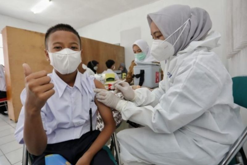 Vaksinasi COVID-19 dosis pertama dan kedua di Jawa Barat dekati 100 persen