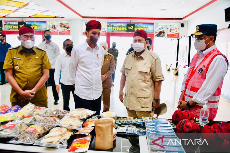 Presiden Jokowi dan Menhan Prabowo kompak beli blangkon khas Madura
