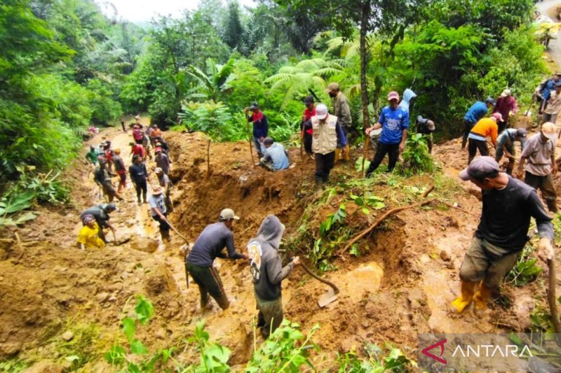 Jalan desa penghubung antar kabupaten Cianjur-Bandung putus akibat longsor