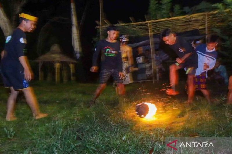 Tradisi permainan tradisional api Purnacandra di Banyuwangi