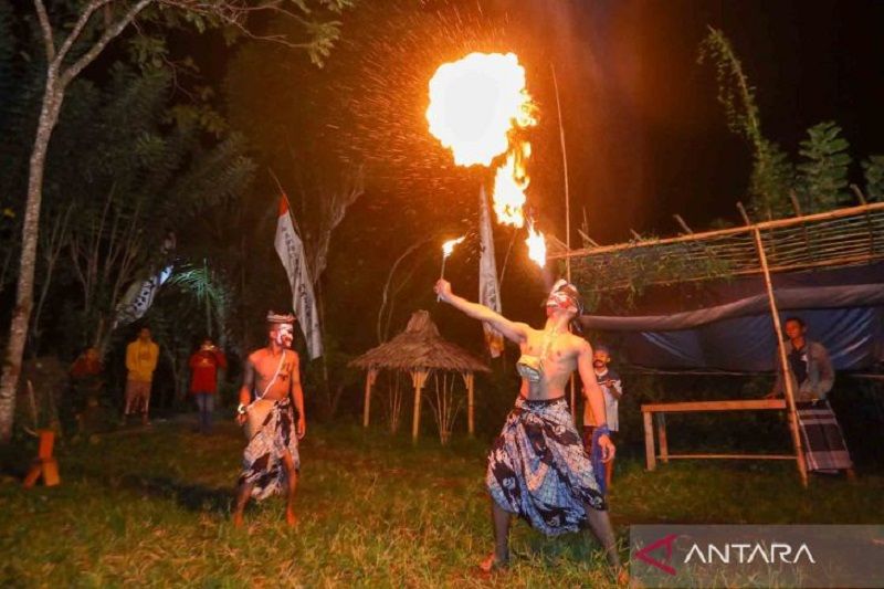 Tradisi permainan tradisional api Purnacandra di Banyuwangi
