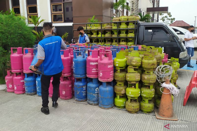 Polda Jabar bekuk 2 pengoplos gas LPG bersubsidi ke tabung 12 Kg