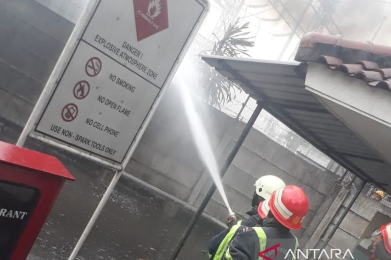 Kebakaran trafo listrik di Bekasi padam dibantu hujan