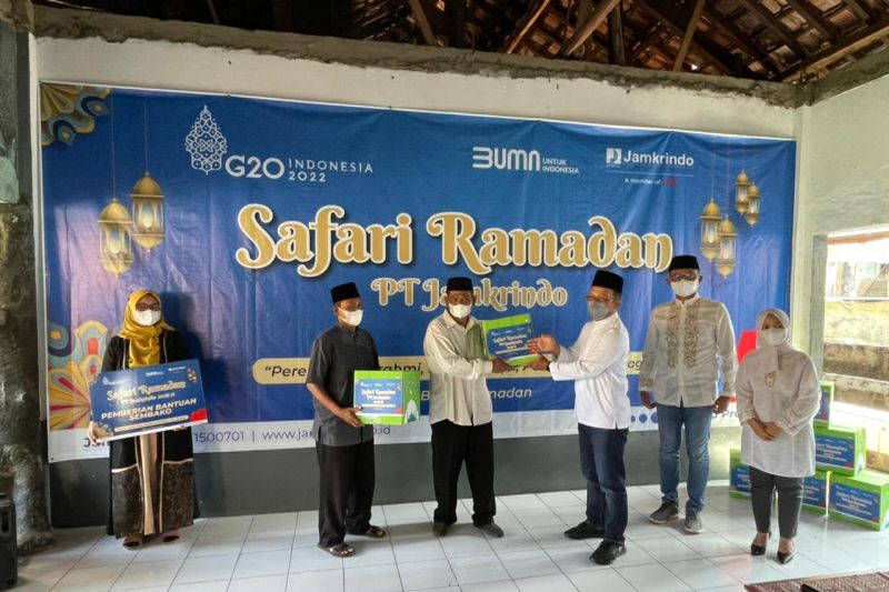 PT Jamkrindo bagikan paket sembako di Cirebon dalam Safari Ramadhan
