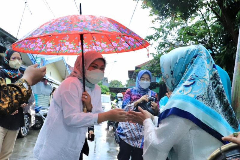 Minister of Labor distributes packages of basic needs in Jakarta, Bekashi