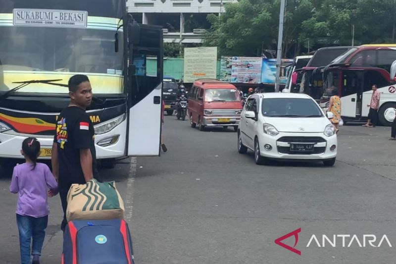 Ratusan pemudik mulai berangkat dari Terminal Bus di Bekasi