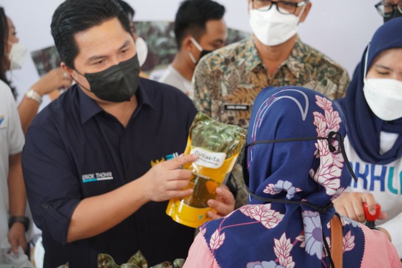 Erick Thohir hadiri operasi pasar minyak goreng Nusakita di Bandung