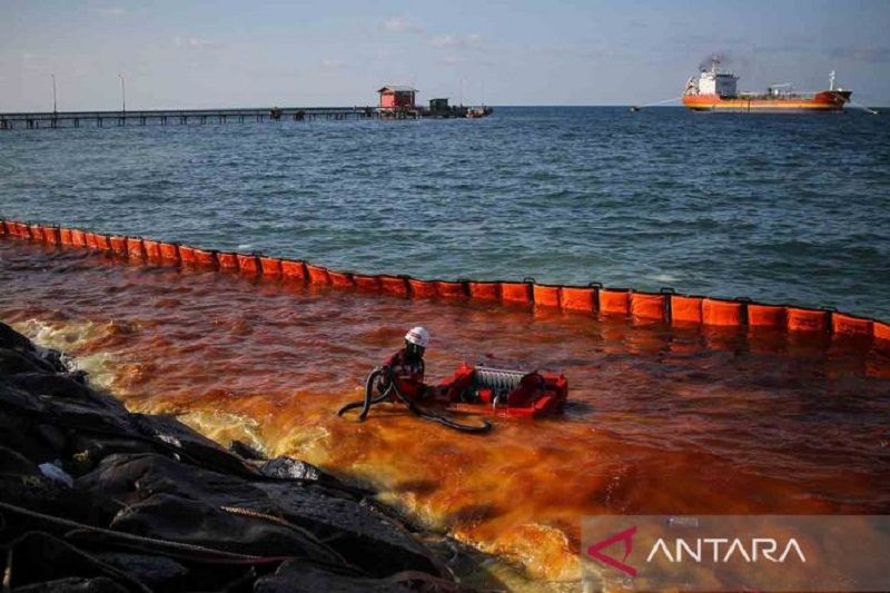 Tumpahan minyak biosolar di pesisir Lhokseumawe