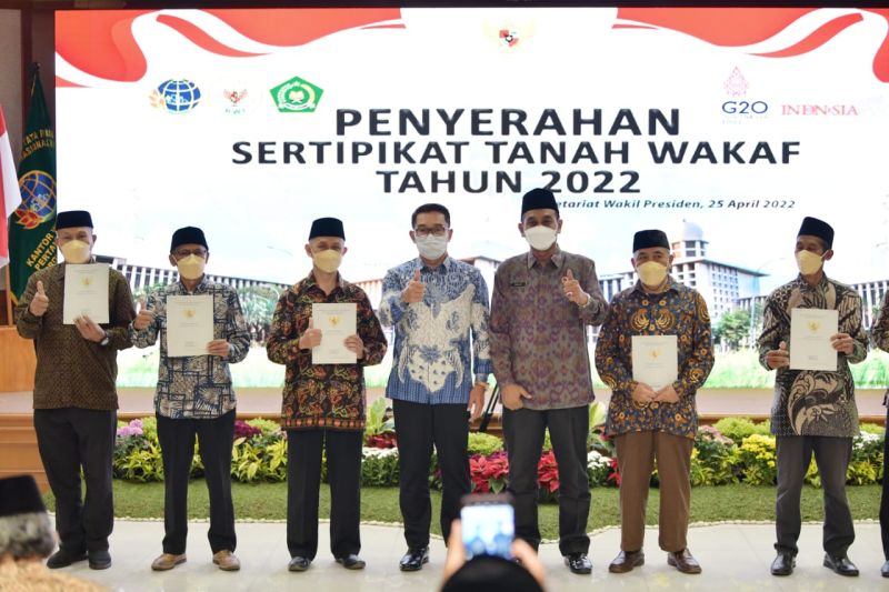 Gubernur Jawa Barat serahkan 502 sertifikat tanah wakaf untuk masyarakat