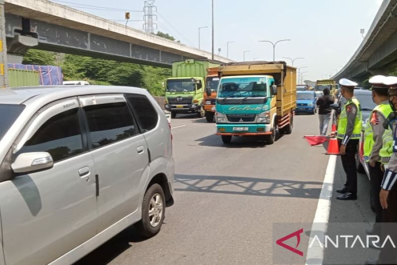 Pemudik langgar ganjil-genap dikeluarkan di Gerbang Tol Karawang Barat