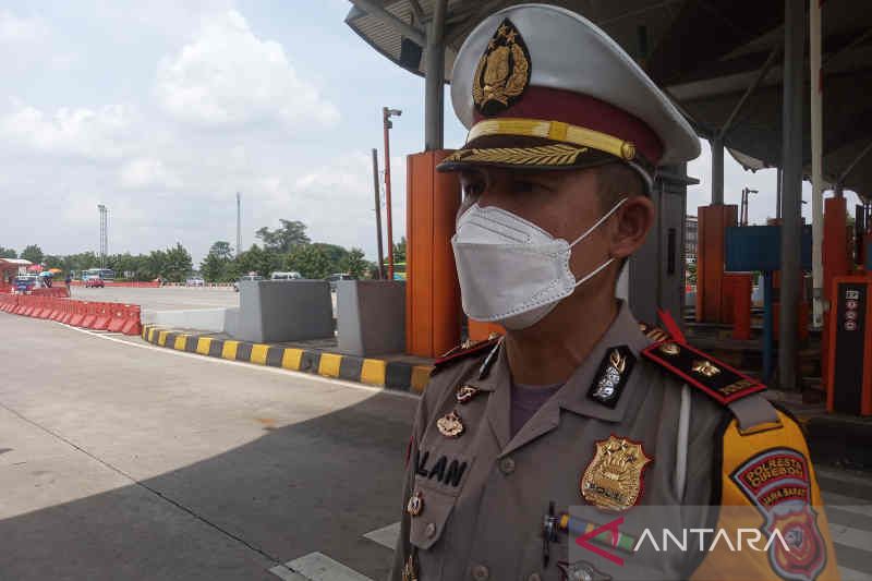 Saat ganjil-genap, Polresta Cirebon siagakan petugas di gerbang tol