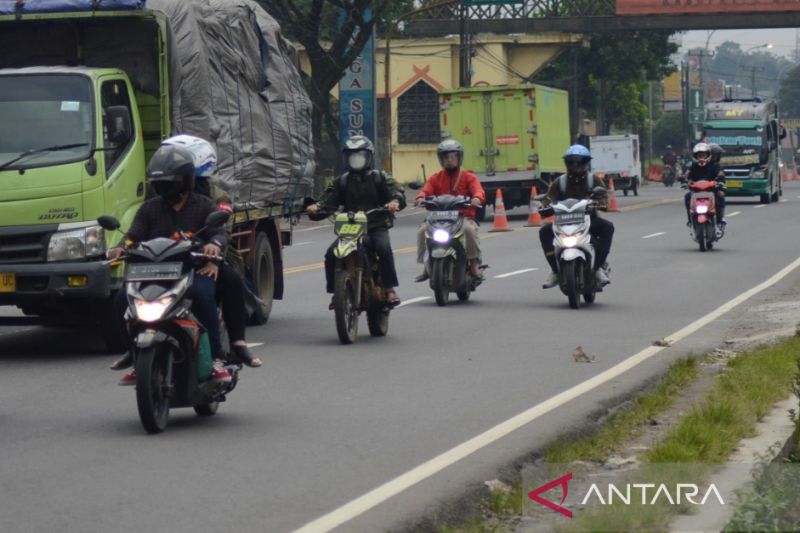 Pemudik motor melintas di Jalur Nagreg H-5 Lebaran mulai kelihatan