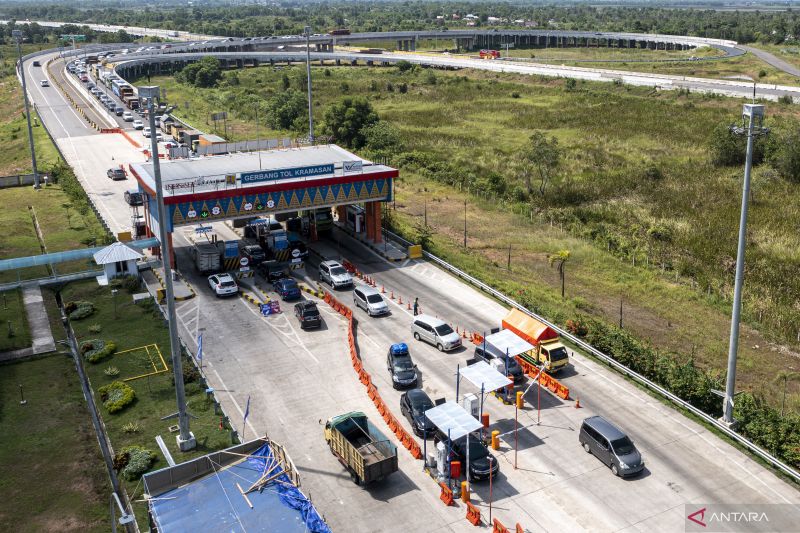 Antrean Kendaraan Di Gerbang Tol Kramasan