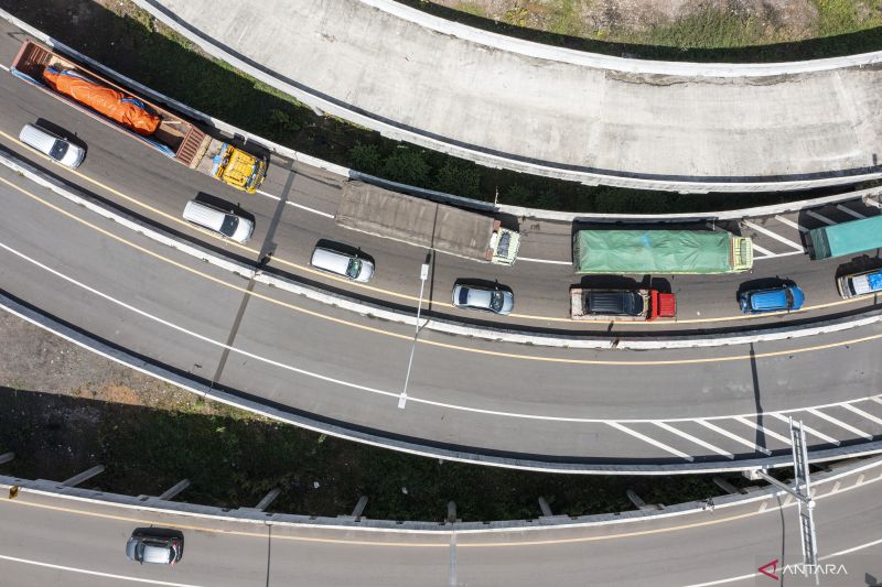 Antrean Kendaraan Di Gerbang Tol Kramasan