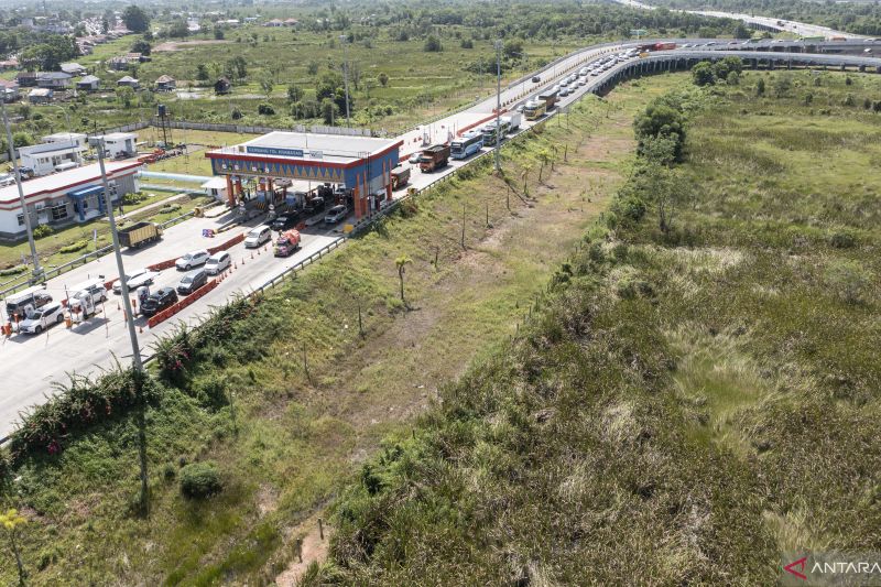 Antrean Kendaraan Di Gerbang Tol Kramasan