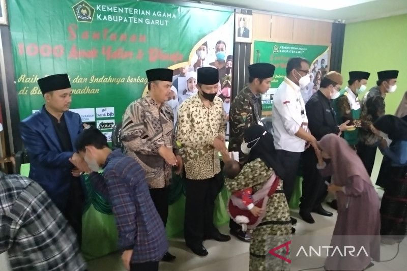 Kemenag Garut bagikan santunan untuk seribu anak yatim piatu dan dhuafa