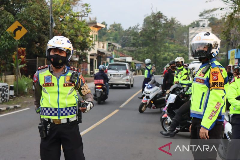 Polisi Garut beberapa kali berlakukan satu arah atasi kemacetan di Limbangan-Malangbong