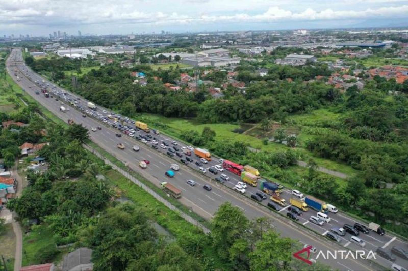 Antrean kendaraan melintasi gerbang tol Cikupa menuju Pelabuhan Merak