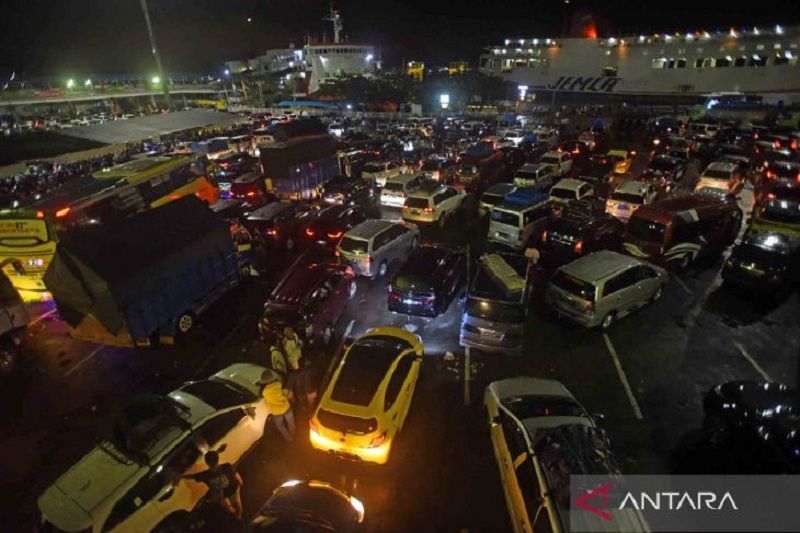 Antrean kendaraan di Pelabuhan Merak