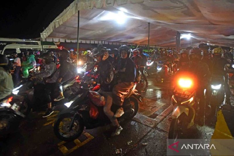 Antrean kendaraan di Pelabuhan Merak