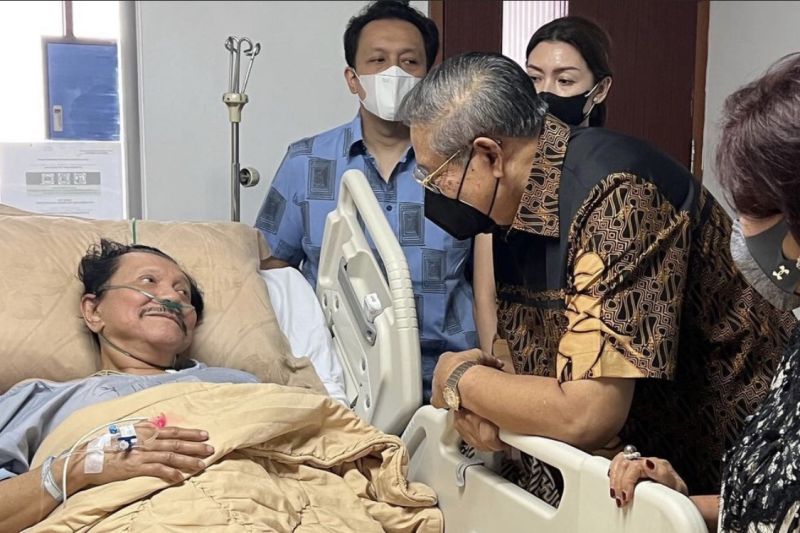 SBY jenguk Hendropriyono yang sakit DBD di RSPAD