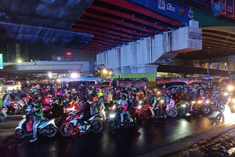 Jalur Kalimalang jadi titik temu komunitas perantau untuk mudik kendarai motor