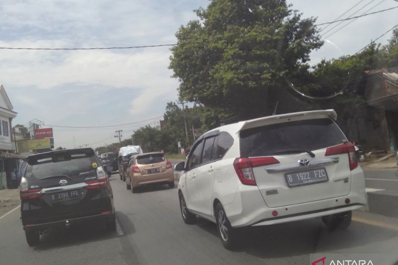 Jalan arteri Karawang padat akibat penerapan 