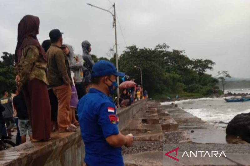 3 nelayan terbawa gelombang laut, seorang diantaranya meninggal