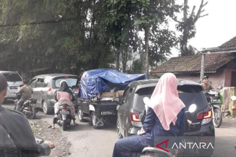 Jalur selatan Cianjur mulai terlihat antrean kendaraan pemudik