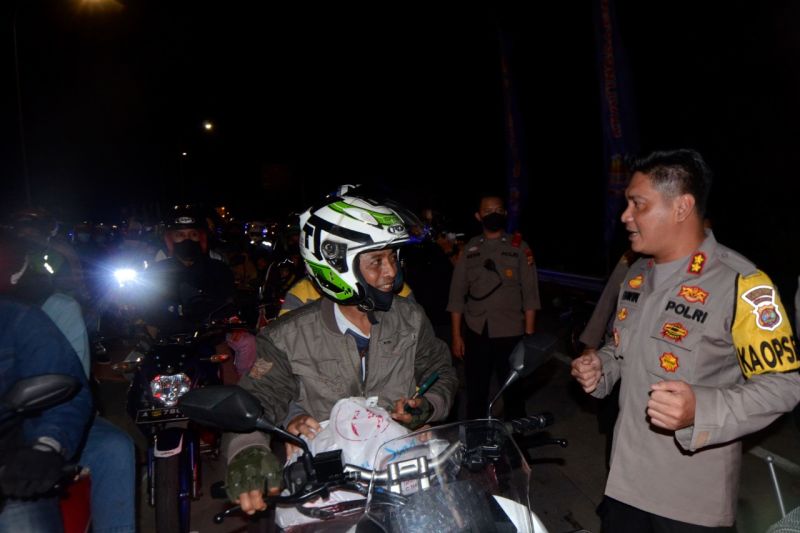 Pengawalan pemudik bersepeda motor di Lampung