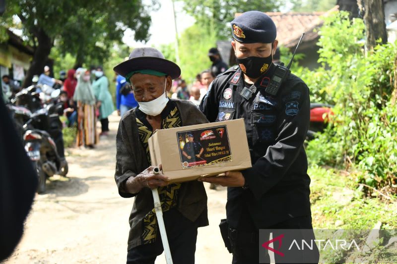 Korps Brimob bagikan 2.500 paket sembako gratis di tiga wilayah Jawa Barat