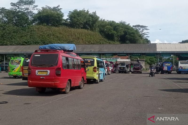 Sopir angkutan resmi di Cianjur minta travel gelap ditertibkan