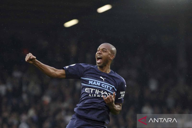 Mantan gelandang Manchester City Fernandinho resmi umumkan gantung sepatu