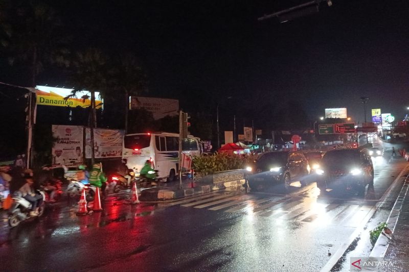 Lalu lintas Simpang Gadog arah Puncak Bogor lancar saat malam takbiran