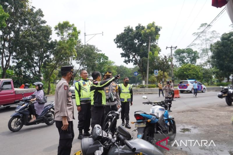 Arus kendaraan di Jalur utama Cianjur ramai dan lancar pada H-1 Lebaran