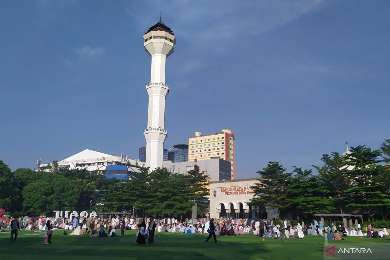 Warga Bandung Shalat Id di alun-alun sampai tutup Jalan Cihampelas