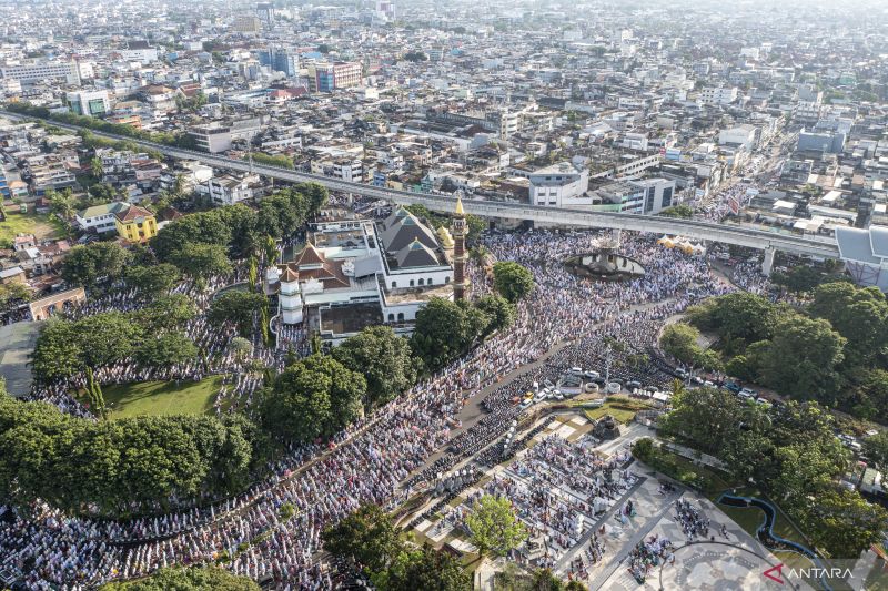 Shalat Idul Fitri di Bundaran Air Mancur Palembang