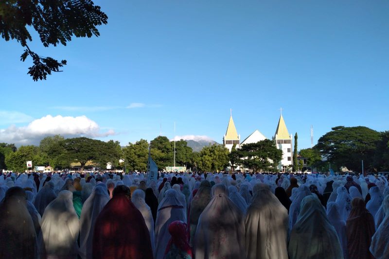 Ribuan Umat Islam Shalat Idul Fitri 1443 H Di Sikka Antara News