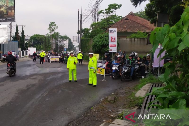 Polisi minta masyarakat antisipasi jalur wisata Lembang di saat musim hujan ini
