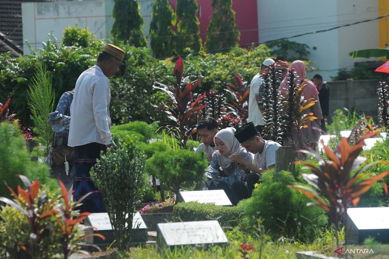 Tradisi Ziarah Makam Saat Idul Fitri 