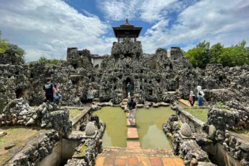 Obyek wisata Goa Sunyaragi Cirebon tambah area parkir selama libur Lebaran