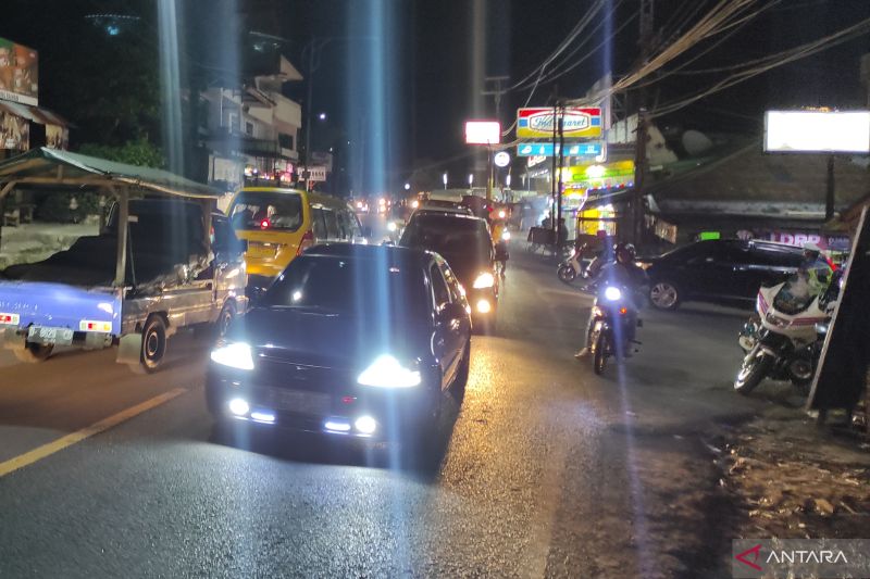 Arus kendaraan di jalur utama Puncak-Cianjur kembali padat merayap