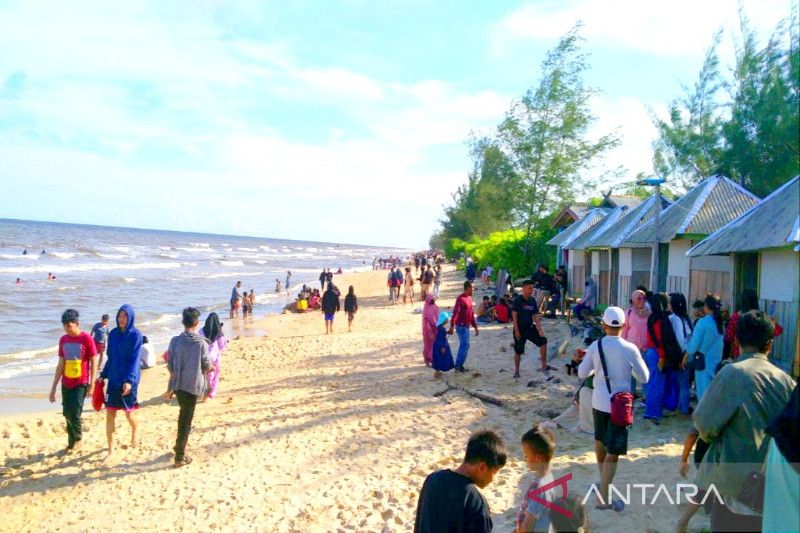 Pantai Ujung Pandaran Langsung Diserbu Wisatawan Saat Libur Lebaran Antara News Kalimantan