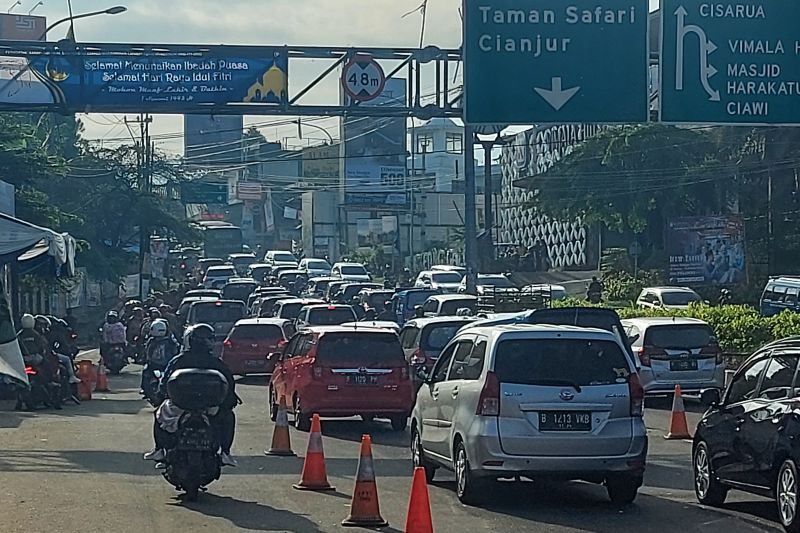 Polres Bogor berlakukan arus kendaraan satu arah di Puncak