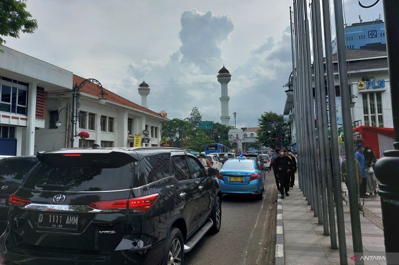 Arus lalu lintas jalan utama Asia Afrika dan Braga Kota Bandung macet